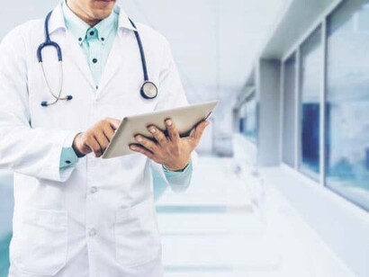 Di fronte a pazienti che chiedono di essere aiutati e manifestano sintomi che la medicina definisce inspiegabili, la conversazione con il paziente accompagnata dalla somministrazione di un placebo potrebbe essere giustificato