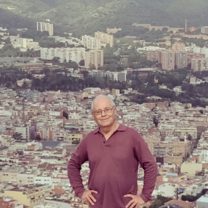 Fotógrafo: Paco Cerezo. ¡Yo estuve allí! El Carmelo oscuro donde apenas entra el sol. Este barrio creció durante los años 70's y 80's escalando la montaña con viviendas de dudosa calidad, convirtiendo el norte en un caos de escaleras y calles tortuosas sin servicios ni trasporte público, Barcelona, España