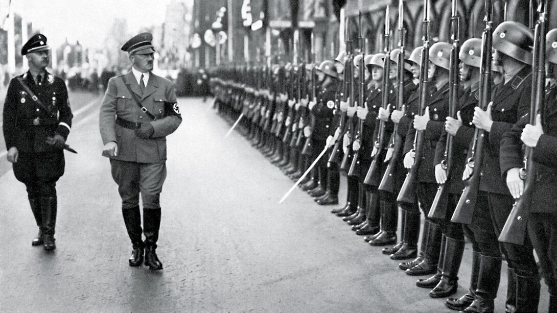 Heinrich Himmler (izquierda) y Adolf Hitler revisando una asamblea de la guardia personal de Hitler