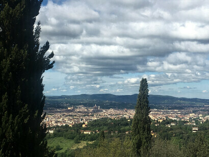Rebeca Matte Bello ha cercato la calma e il silenzio nelle colline toscane e da lì ci manda di nuovo la sua voce