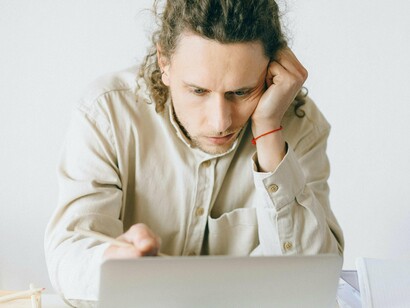 O emprego estável tornou-se exceção; a norma passou a ser o trabalho temporário, terceirizado, informal ou disfarçado sob a linguagem da flexibilidade e do empreendedorismo. A insegurança deixou de ser um momento transitório da juventude e passou a constituir um estado permanente
