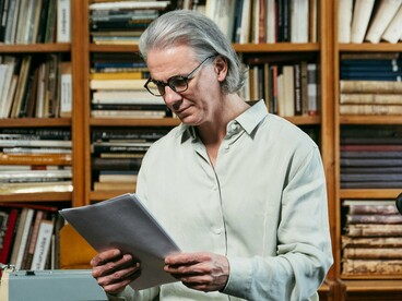 Nesse novo modelo de comunicação e de informação, o bibliotecário deve estar atento às interações de seus usuários para que a produção de conteúdo seja mais estratégica. O papel do bibliotecário deixou de ser estático, em que o profissional atende às demandas solicitadas pelo usuário da biblioteca, e passou a ser dinâmico, proativo e com espírito de iniciativa, indo ao encontro do usuário nos espaços em que ele se encontra e procura informação