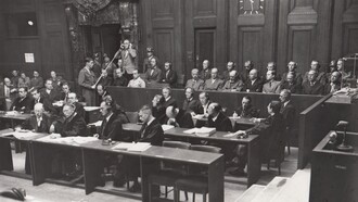 I processi di Norimberga, 1946: la nascita della giustizia internazionale contro i crimini contro l’umanità. Nella foto Walter Haensch, ufficiale tedesco delle SS appartenente alle squadre della morte Einsatzgruppen, mentre si dichiara non colpevole, 15 settembre 1947