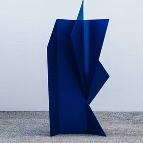 Sculpture courtyard, exhibition view. Courtesy of Museu Oscar Niemeyer