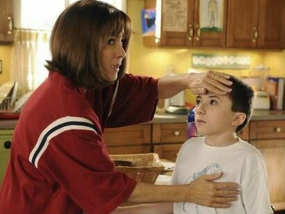 Una madre toma la temperatura a su hijo para ver si tiene fiebre