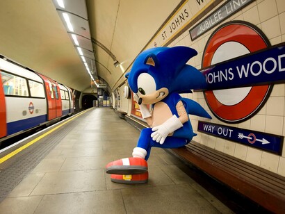 Sonic en la estación St. John's Wood del metro de Londres