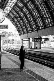Mulher espera o trem. "Instantes" me fez pensar sobre o tempo, atual modo de vida naquele tempo, amores