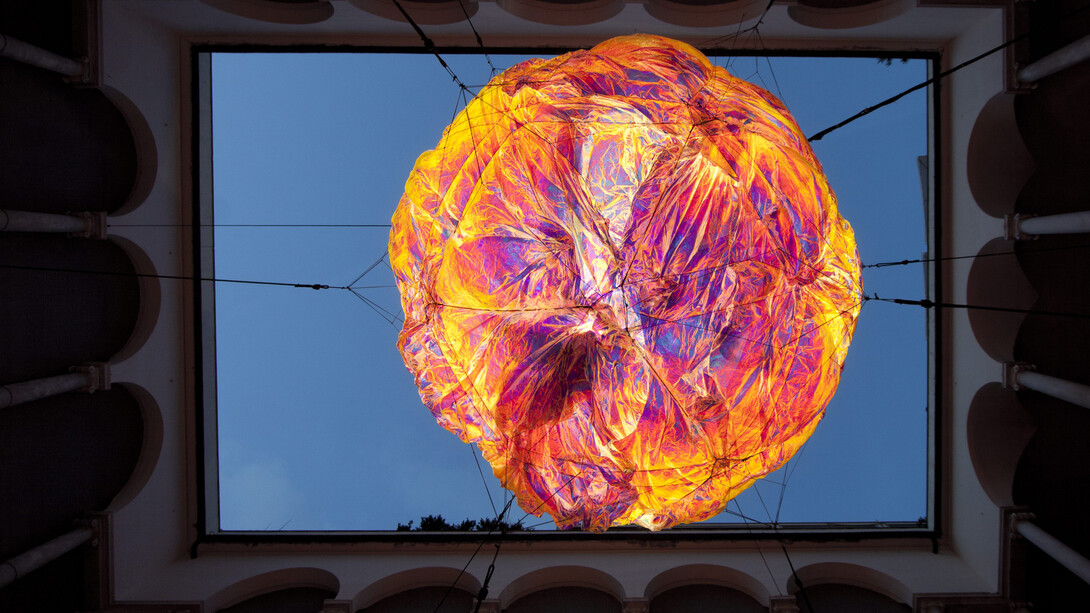 Tomas Saraceno, Iridescent Planet, 2014, iridescent foil, struttura gonfiabile, diametro 370 cm, cablaggio, pompa, lampade, prodotto da Palazzo Ducale, courtesy pinksummmer, Genova, fotografia: Francesco Cardarelli