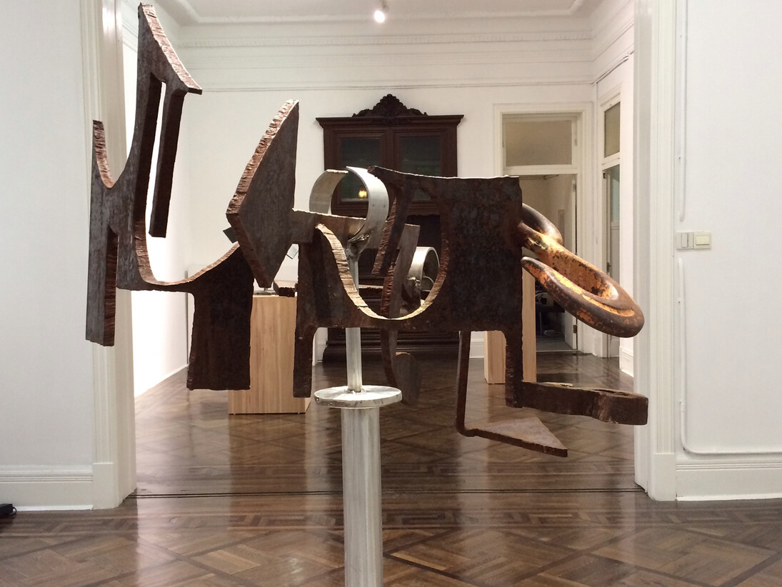 Mark di Suvero, Installation view, Steel Cloud (for Po Chū-Yi ), 2010, Steel, stainless steel, 60 x 32 x 51 inches; 152.4 x 81.3 x 129.5 cm © Mark Di Suvero. Courtesy Paula Cooper Gallery, New York and James Cohan Gallery, Shanghai. Photo: Jeffrey Price