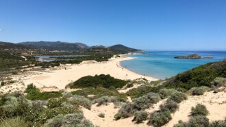 La Sardegna è un'isola italiana famosa per le sue spiagge dal mare cristallino e dai colori intensi