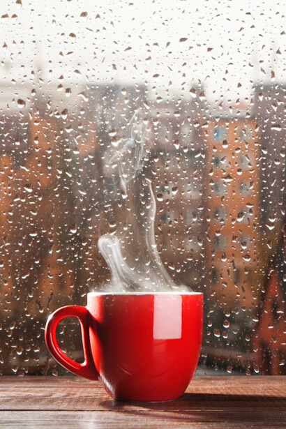 Café quente num dia chuvoso