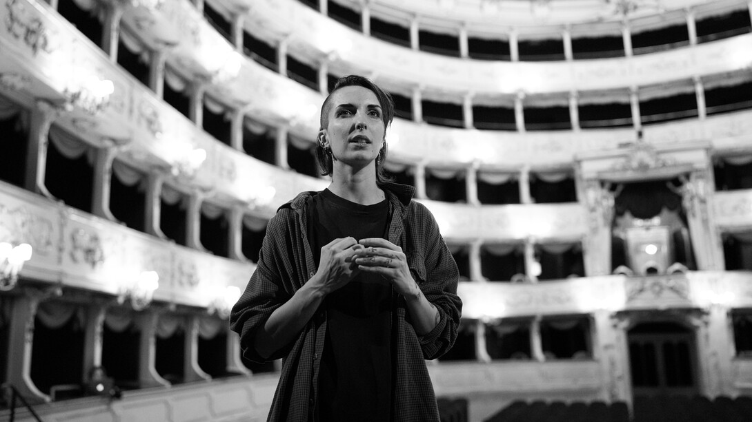 Lo sguardo di Sofia Nappi rivolto verso il palcoscenico: momenti di creazione © Jurgen Todt