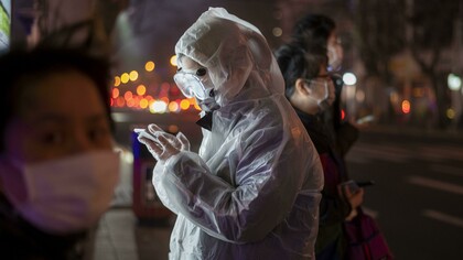 El personal sanitario, la primera línea de choque contra el virus