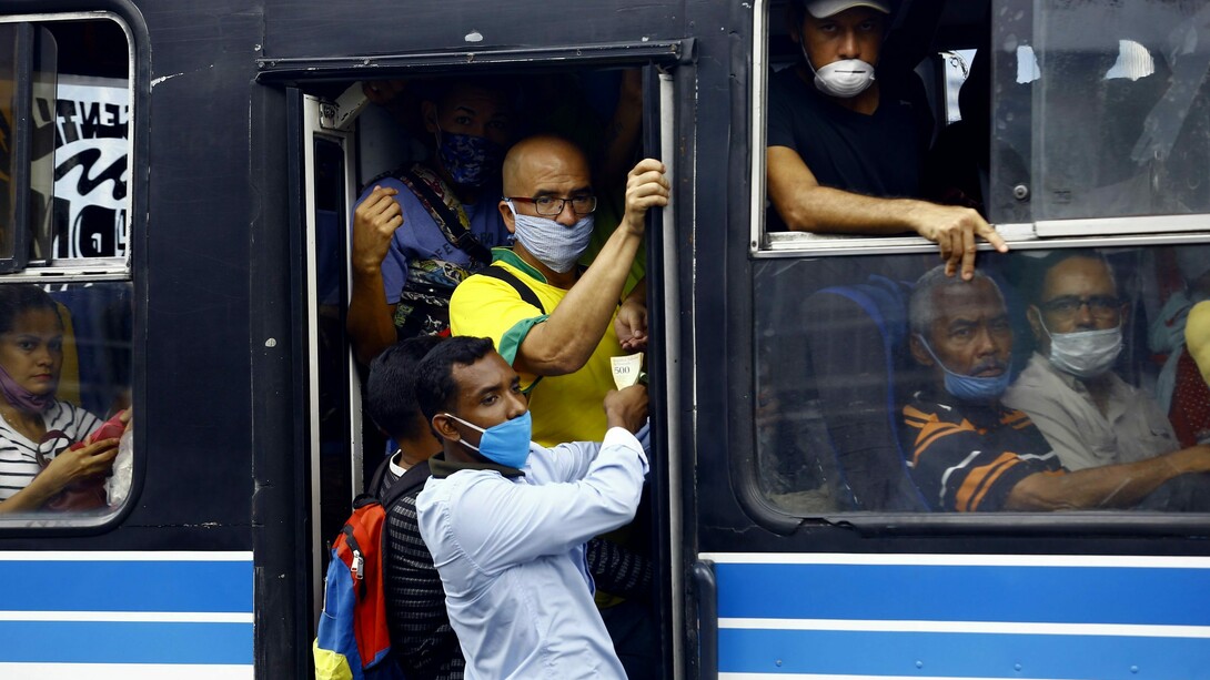 Con mascarilla en el transporte público