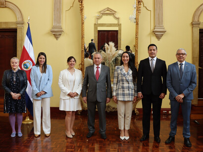 Arnoldo André (centro), canciller de Relaciones Exteriores y Culto de Costa Rica, junto con parte del cuerpo diplomático