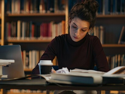 O processo de assimilação do conteúdo é algo muito individual, exige silêncio e momentos de introspecção. Uma forma poderosa de quebrar esse isolamento emocional é se inserir em algum trabalho voluntário, de uma maneira que ele caiba na rotina sem pesar. Geralmente, se pode trabalhar uma vez por semana ou de 15 em 15 dias, o que torna possível conciliar com o plano de estudos sem comprometer o desempenho. Isso renova a motivação, cria conexões humanas reais, reforça a autoestima e o bem-estar, além de desenvolver habilidades úteis para concursos e para a vida, como a empatia, comunicação, organização e liderança