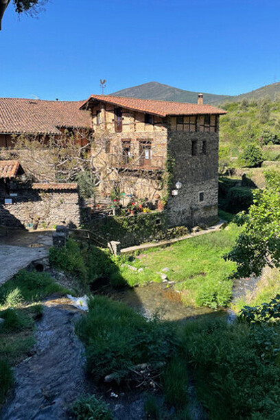 Sus empinadas calles acogen a los 84 vecinos que moran en la actualidad (hacia 1860, en su máximo esplendor, alcanzó los 684).  Robledillo de Gata, Cáceres, España