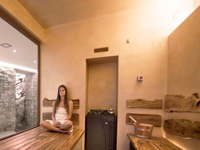 The inner walls of the sauna treated with gold and copper painting, ph. Maurizio Marcato