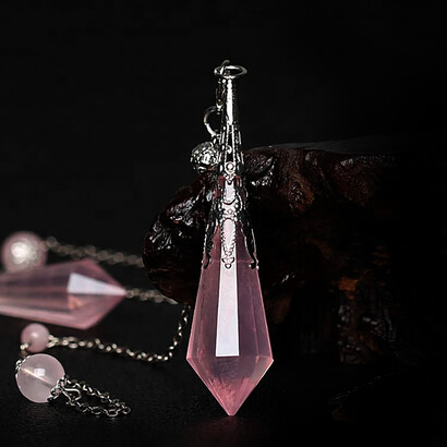 Pendule. Pour des questions liées au couple ou aux relations en général, il est recommandé d'utiliser un pendule en quartz rose