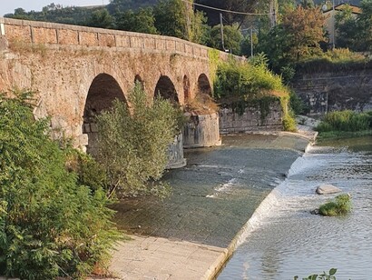 Il Ponte Leproso rappresenta un'importante testimonianza dell'ingegneria romana e continua a essere un punto di interesse per storici e turisti. Benevento, Italia
