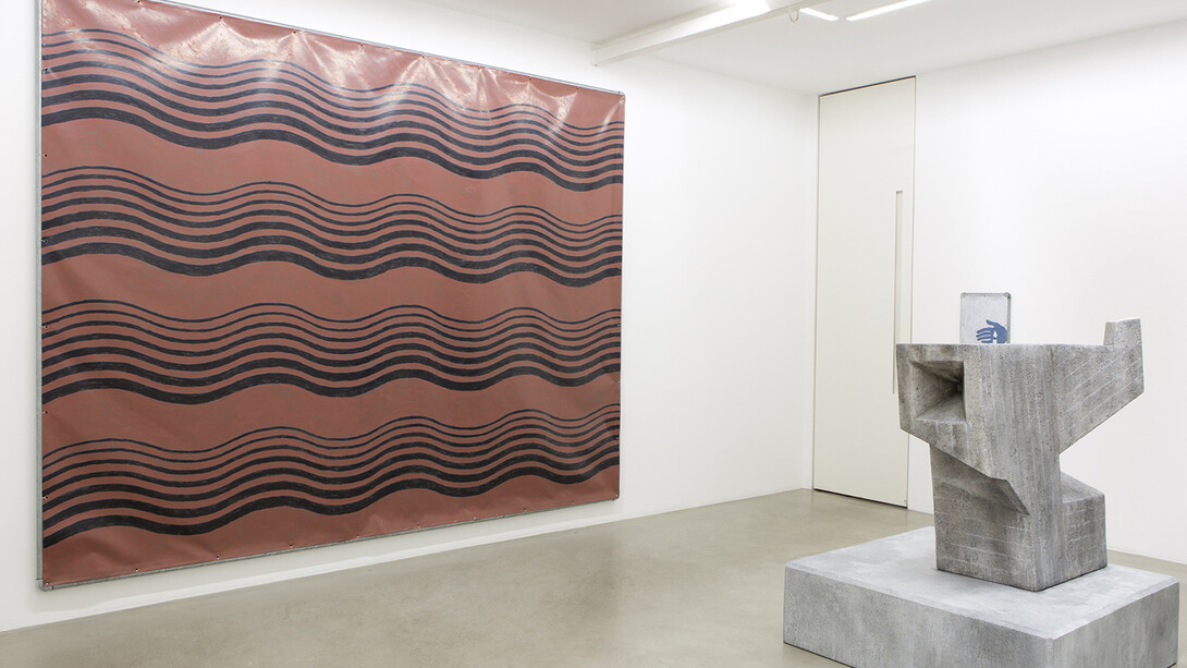 Valentin Carron - Père et fils, 2014, Encre vinylique sur bâche pvc, tube d'acier galvanisé, fil métallique, 300 x 380 cm - The great object (after André Gigon), 2014, Polystyrène et résine, 161 x 130 x 130 cm - Main bleue bougie blanche, 2014, Encre vinylique sur bâche pvc, tube d'acier galvanisé, fil métallique, 47 x 37 cm, Vue de l’exposition « L’autoroute du soleil à minuit », kamel mennour (47, rue Saint-André des Arts), Paris, 2015 © Valentin Carron, Photo: Fabrice Seixas, Courtesy the artist and kamel mennour, Paris