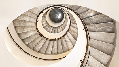 The photo of a Venetian staircase from the book 'Le regard oblique' by Luciano Romano