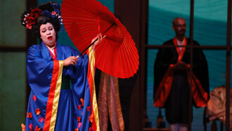 Presenciar Madama Butterfly es mucho más que ver una ópera; es sumergirse en un universo de emociones donde música, escenografía y drama se entrelazan con maestría