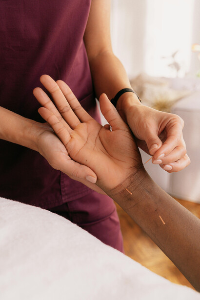 As práticas integrativas buscam equilibrar corpo, mente e espírito, oferecendo opções seguras para quem busca alternativas à medicina alopática