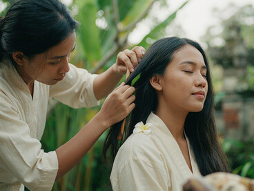 Cocco, aloe vera, avocado, oli tropicali, infusi di piante e fiori profumati diventano parte di una cura che unisce benessere dei capelli e rilassamento del corpo