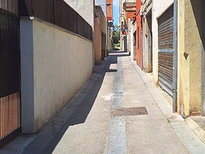 La calzada de la calle Baliarda estaba asfaltada, gris, por ahí solo pasaban el carro de la basura tirado por una mula y la carreta del trapero comprando trapos, papeles y botellas. Calle Baliarda, Barcelona, España