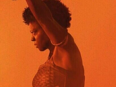 Viola Davis em  A mulher rei, de 2022. Essa abordagem pode prejudicar o espectador ou leitor ao transmitir a ideia de que o passado é apenas uma versão imperfeita do presente, em vez de uma realidade com suas próprias lógicas, contradições e estruturas. Isso empobrece a experiência intelectual e simbólica da narrativa, pois impede o encontro com a alteridade histórica, algo essencial para a reflexão crítica. Não apenas isso, mas esse tipo de abordagem acaba de certa forma causando um “emburrecimento” da população que, ao invés de olhar para o passado e aprender com ele, acaba por assistir uma modificação dele e tomar aquilo como uma verdade