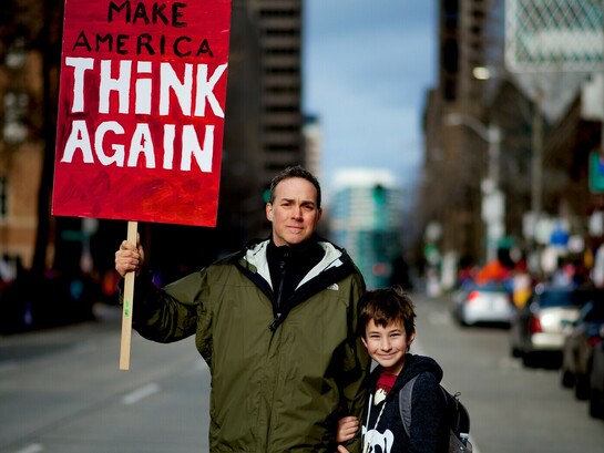 El resurgimiento de un nacionalismo radical en Estados Unidos no solo redefine su política interna, sino que proyecta una sombra de inestabilidad y polarización sobre el equilibrio democrático global