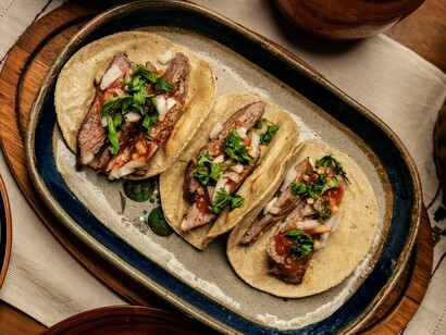 La barbacoa y la cochinita pibil no pueden pensarse sin la hoja de maguey o de plátano, ni sin la tierra abierta que las recibe para cocinarlas lentamente