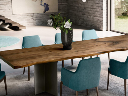 Tavolo in legno della collezione Vero Brotto Group in un appartamento