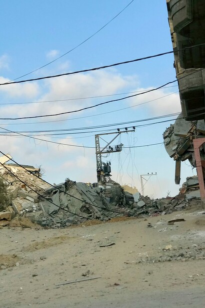 I bombardamenti su Gaza hanno trasformato le strade in campi di battaglia, dove la vita umana è il prezzo più alto