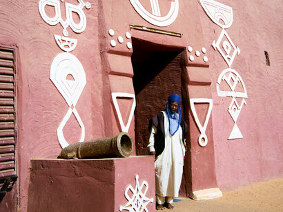Dans la symbolique de la SNEDD, la refondation du Mali s’appuie sur la continuité de ses traditions et la force de ses racines culturelles. Le passé devient la clé d’un avenir souverain et harmonieux