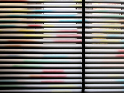 Erik Saglia, Untitled, 2015, 190 x 215 cm, Pantoni su veneziana e moschettoni, particolare