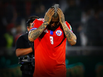 Arturo Vidal, jugador de la selección chilena de fútbol, se lamenta luego de la eliminación en la fase clasificatoria para el Mundial de Catar 2022