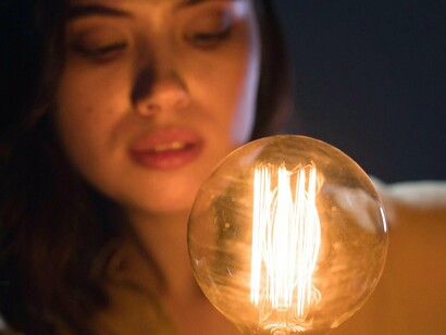 Eu mesma fui diagnosticada somente aos 19 anos e naquela época não me explicaram muita coisa, a psiquiatra me deu remédio e pronto. Ele não avaliou o grau do distúrbio, não me deu muitas informações. Cresci ouvindo que era desajeitada, que não “ouvia”, somando a isso minhas grandes dificuldades de aprendizagem e minha dislexia