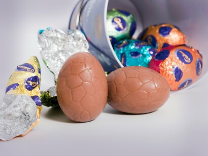 À medida que a Páscoa se aproxima, os corredores dos supermercados brasileiros se enchem de ovos de chocolate, coelhos e caixas coloridas que despertam nostalgia e desejo, através do encanto escondido por trás de cada embalagem colorida e brilhante. No entanto, por trás da propaganda atraente e das campanhas publicitárias, esconde-se uma realidade preocupante: a queda progressiva da qualidade nutricional dos chocolates comercializados no país, acompanhada por diversos outros alimentos