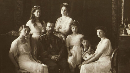 La familia Romanov, retratada en 1913. Anastasia (tercera desde la derecha) ostenta una historia que ha trascendido el tiempo, fusionando mito y realidad en una narrativa que sigue cautivando al mundo