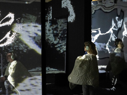 Entre réflexions et immersion, vue de l'exposition. Avec la courtoisie du Cercle Cité