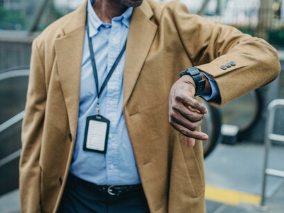 Organizzazione. Individua una serie di unità di tempo in cui dividere la giornata, da un’ora o un’ora e mezzo: la giornata sarà così scandita dalle cose che ti sei ripromesso di fare e alla fine della giornata ti sentirai più soddisfatto