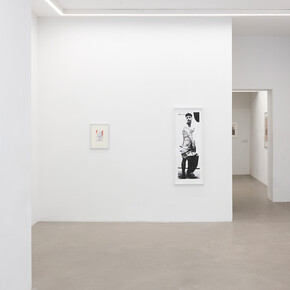 Verschiedene künstler:innen, Rosen aus dem süden: ausgewählte werke aus berliner artotheken, ausstellungsansicht. Mit freundlicher genehmigung der Galerie Russi Klenner