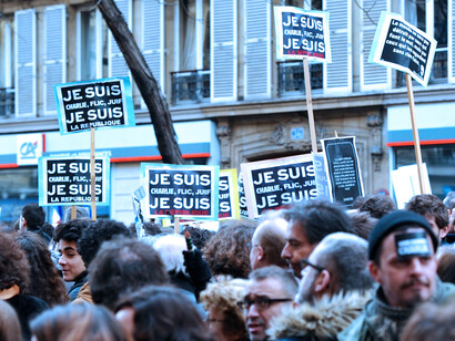 Manifestantes se solidarizan con Charlie Hebdo, tras el atentado en París de 2015
