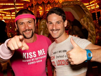 Dos amigos con bigote