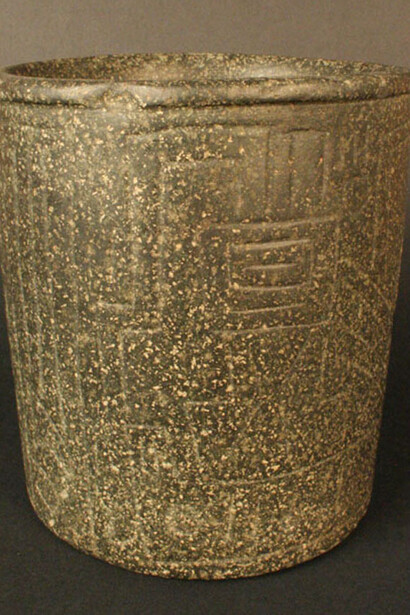 Vaso grabado

Materiales: Piedra

Horizonte Chavín. Período Formativo Tardío 900- 200 a.C.

Medidas: 175mm de alto