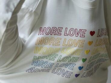 Le tee-shirt à message peut exprimer un sentiment d’appartenance 