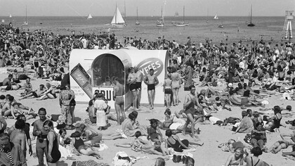 Sven Türck (Copenhague, 1897 – 1954) capturó la alegría danesa con su cámara; la Playa Bellevue fue, sin duda, uno de sus mejores escenarios. Situada en Klampenborg, a unos 10 kilómetros del corazón de Copenhague, Dinamarca