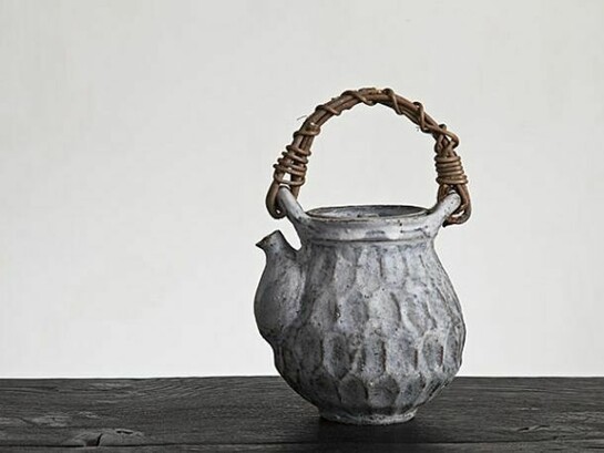 Akiko Hirai, Matt Kohiki Dobin Teapot, 2013, W:12cm H:23cm D:12cm, Photograph: William Van Esland